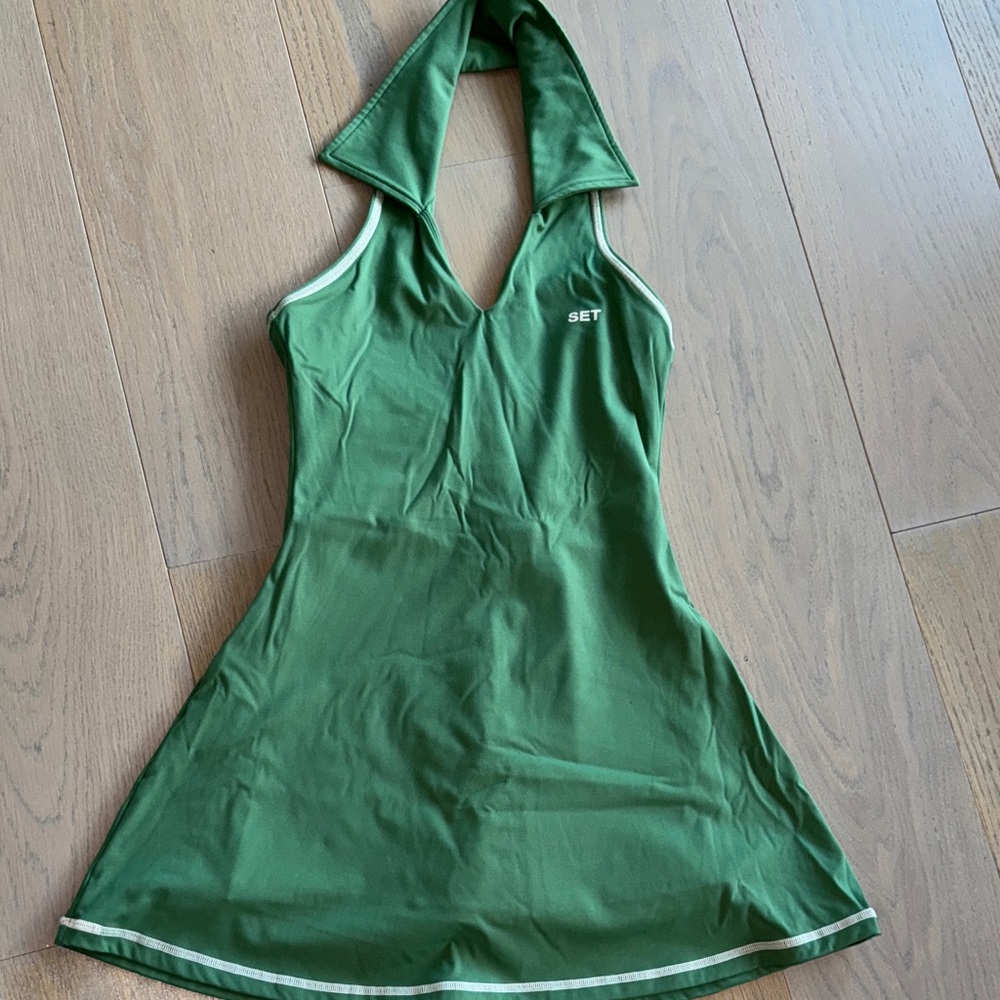 SPORTBODY® COLLARED V DRESS - COURT - Court / XS